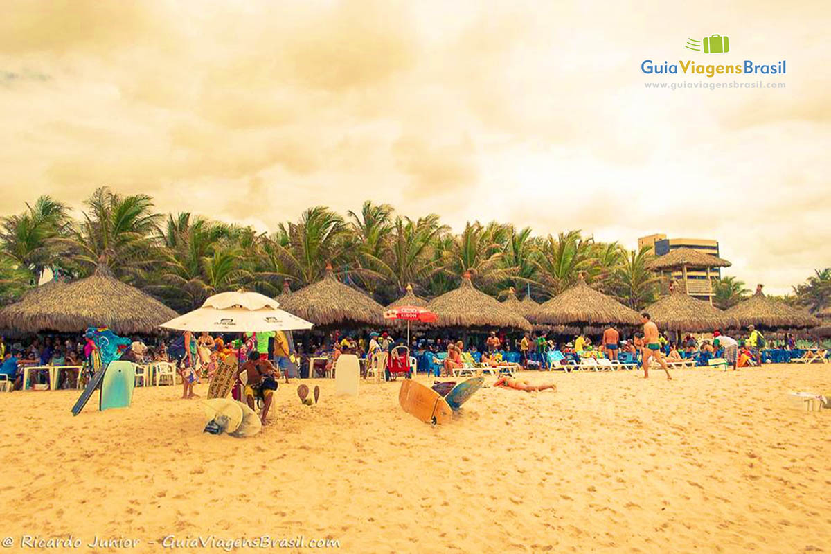 Imagem de mesas com guarda sol de sapê dando um charme a Praia do Futuro.