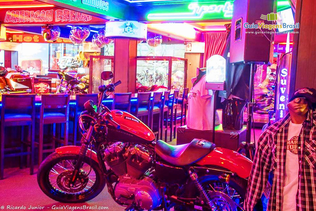 Imagem de uma bela moto e ao fundo o balcão do bar.