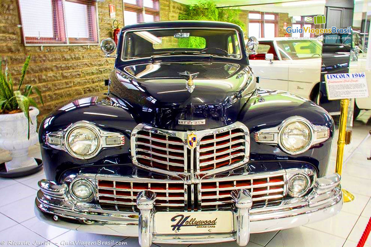 Imagem de um lindo clássico, carro preto Lincoln ano 1946.