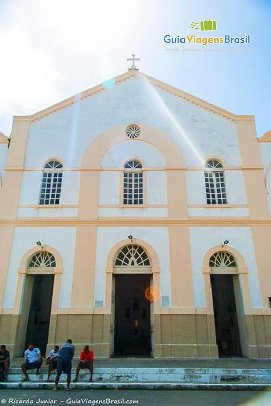 Imagem da fachada da igreja no centro histórico.