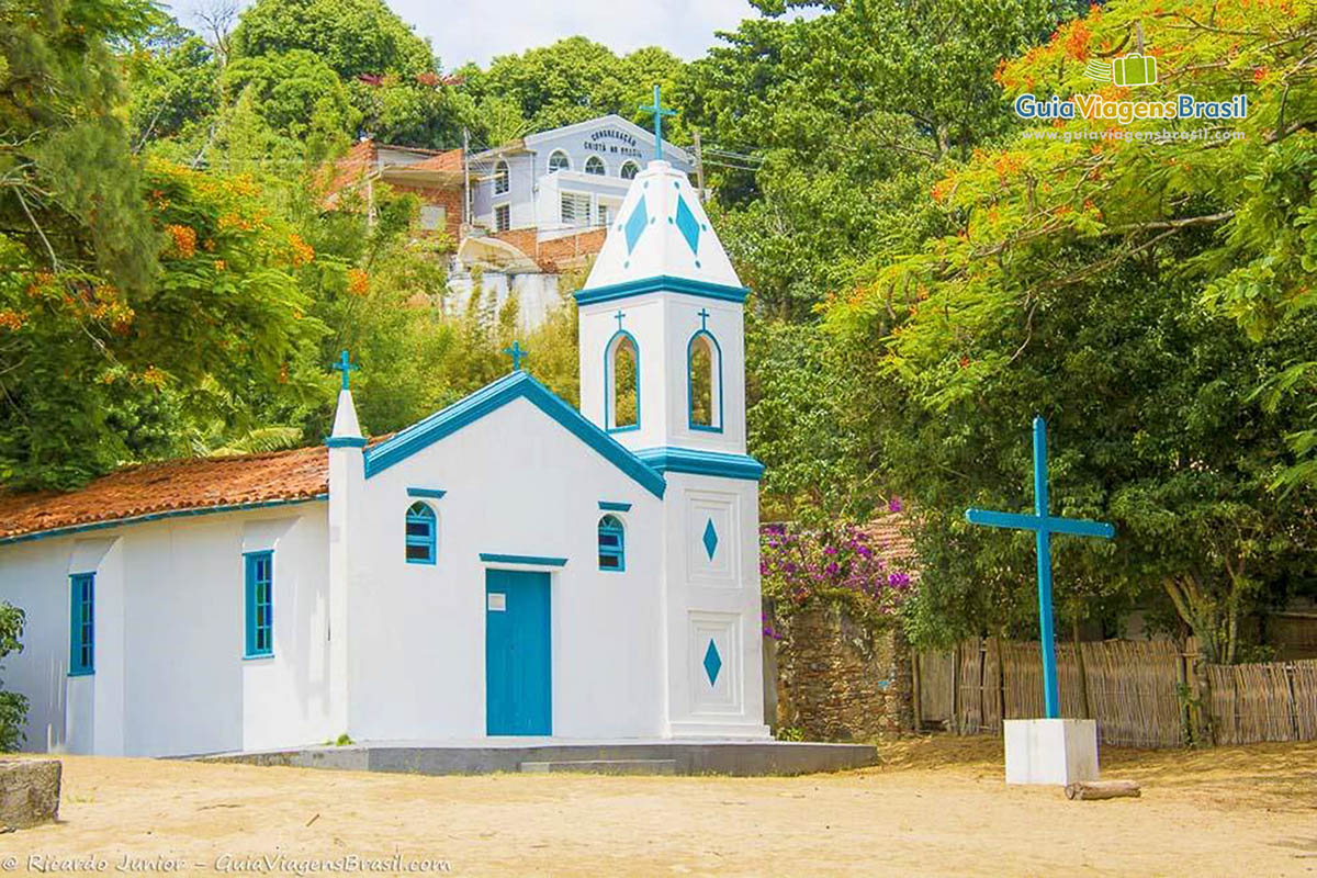 Imagem da linda capela na Praia da Armação, em Ilhabela.