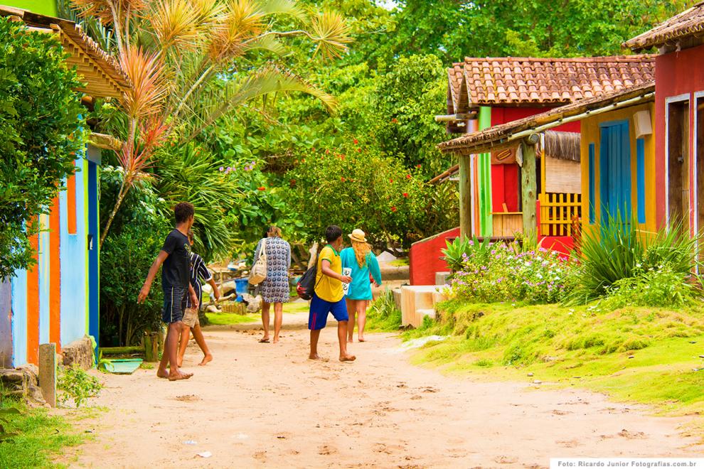 A vila de Caraíva com suas ruas de areia fofa e casinhas coloridas. 