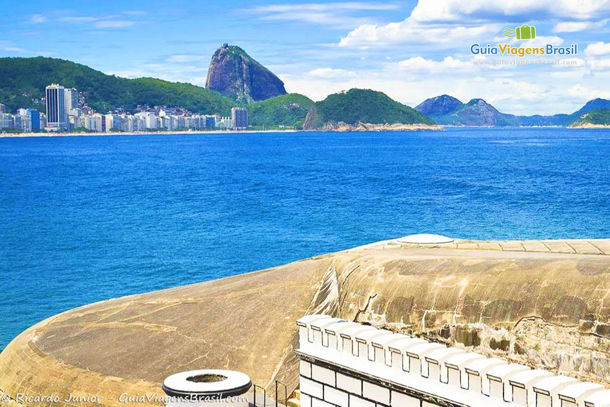 Imagem da vista para o mar do Forte de Copacabana.