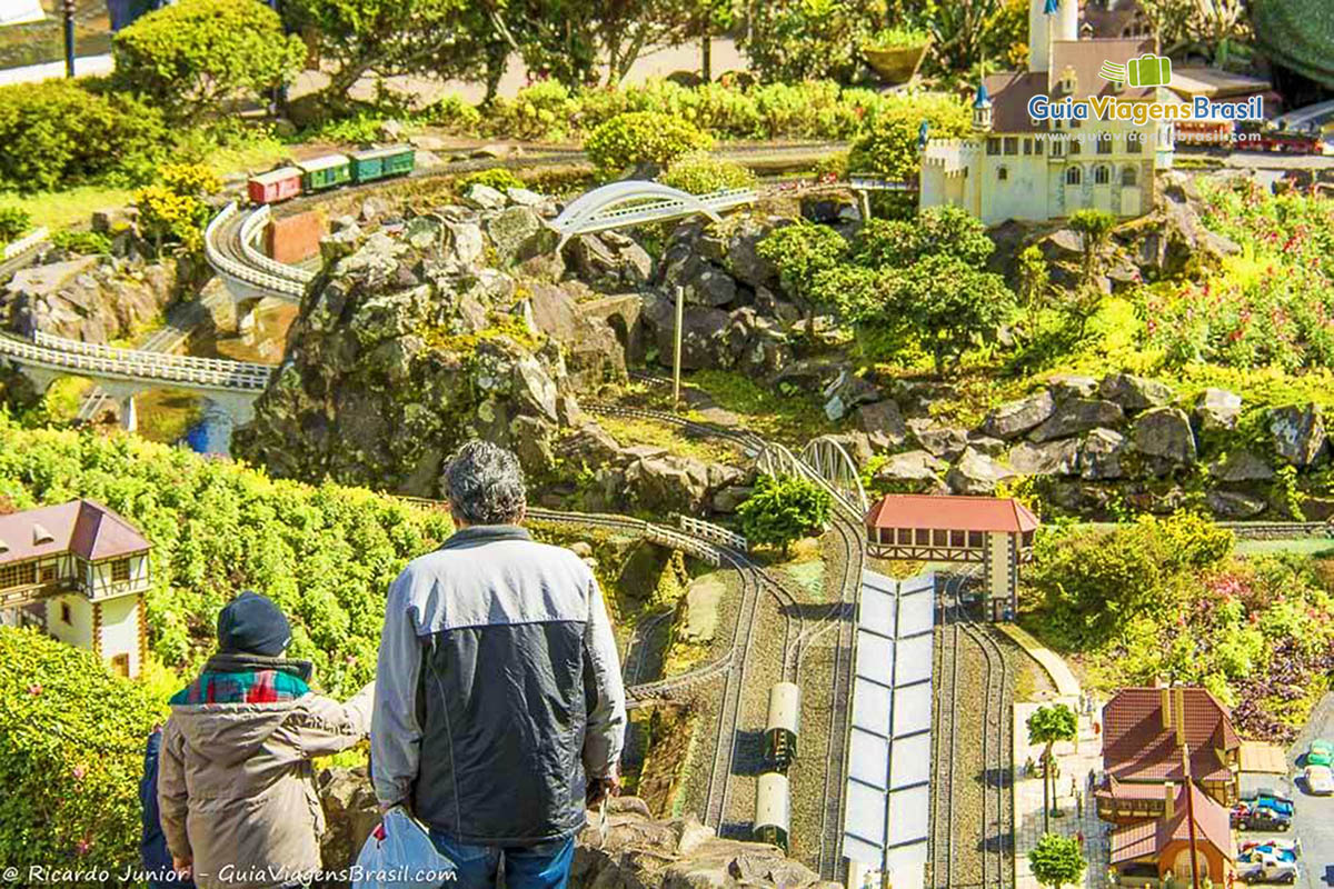 Imagem de visitantes admirando as bela réplicas do Mini Mundo.