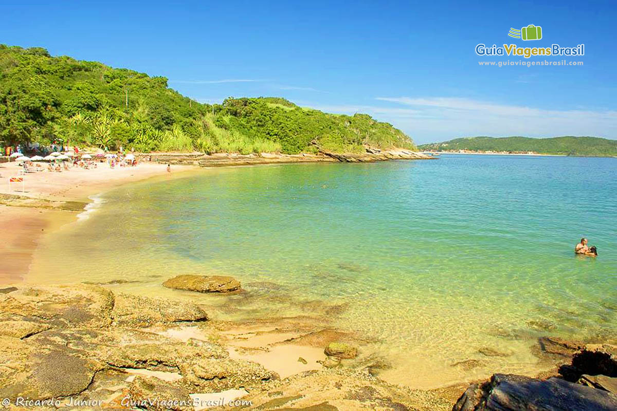 Imagem do verdadeiro paraíso é a Praia Azeda em Búzios.