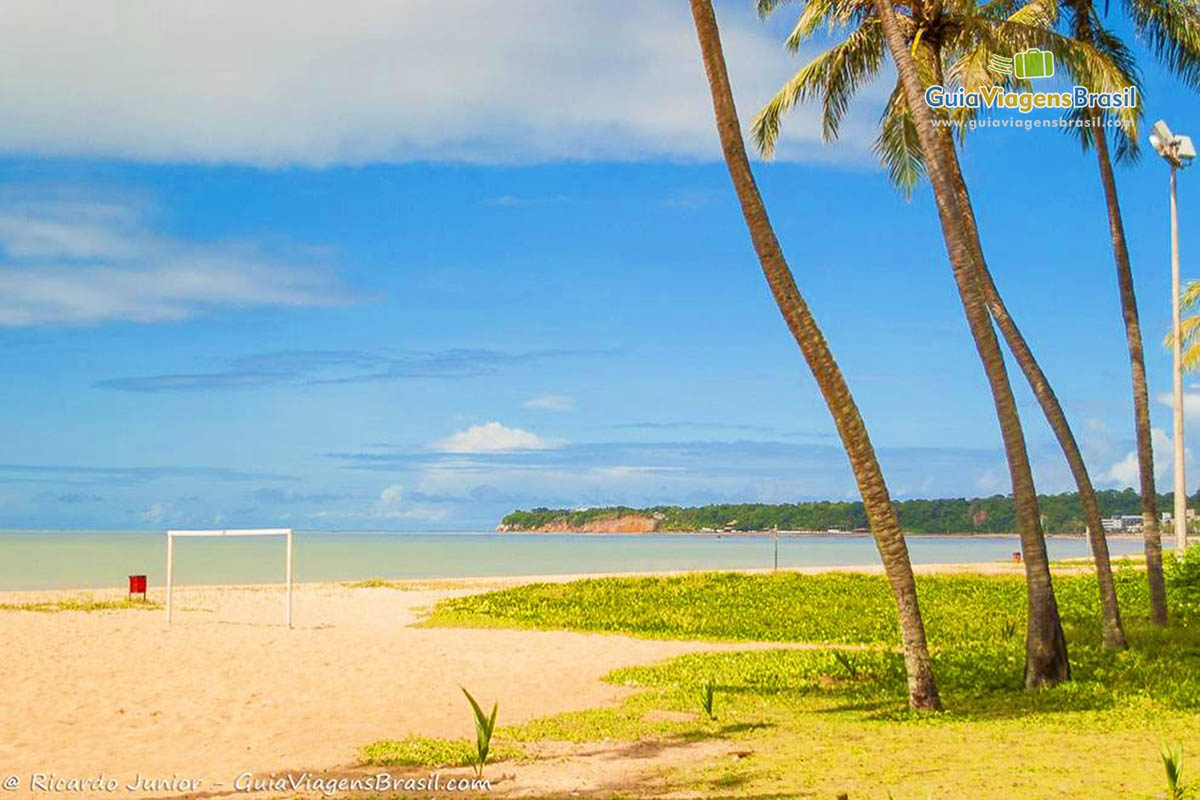 Imagem de trave de gol e ao fundo a bela Praia Cabo Branco.