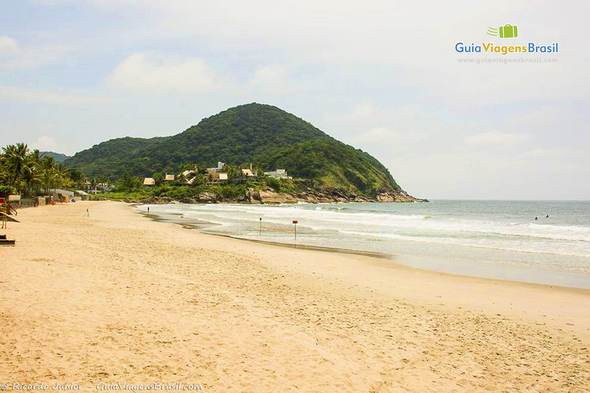 Imagem do lado mais vazio e calmo da Praia de Pernambuco.