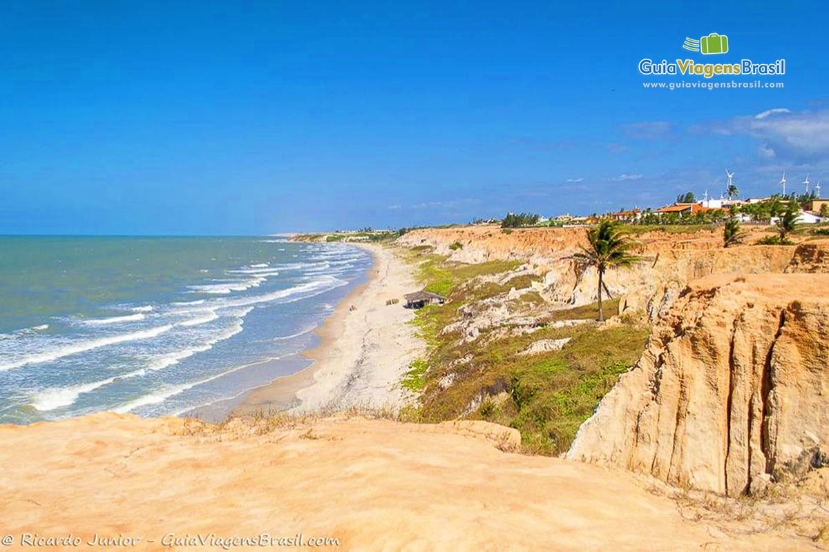 Imagem do alto da lindíssima Praia do Diogo, para quem procura sossego é ideal.
