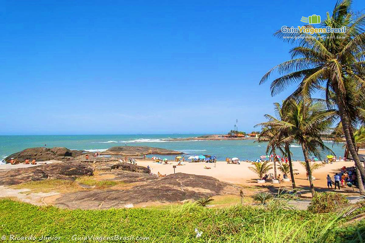 Imagem das belezas da Praia dos Namorados.