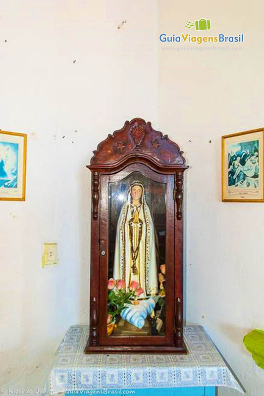 Imagem de santa dentro da igreja.