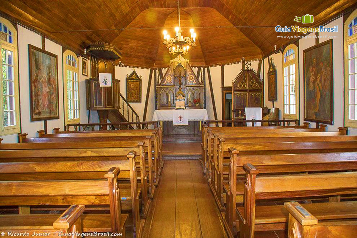 Imagem do interior da Igreja do Parque Aldeia do Imigrante.