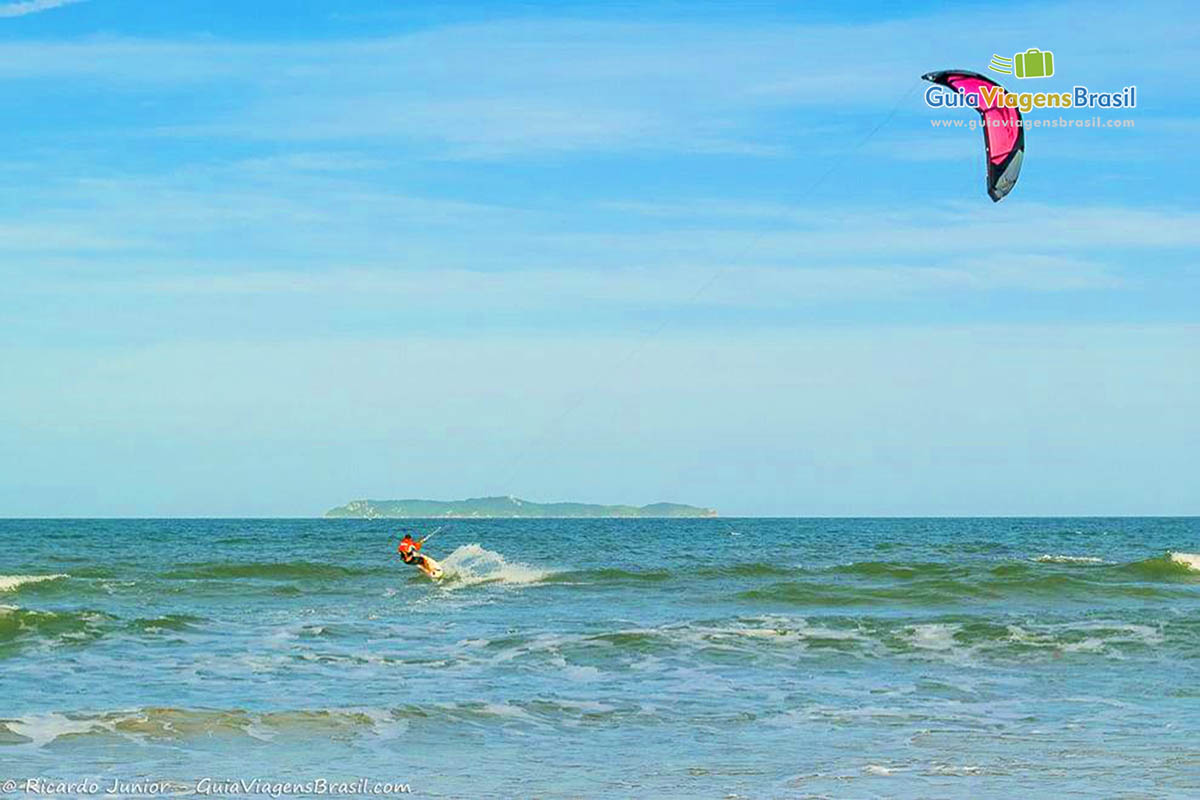 Imagem de pessoas praticando kitesurf na Praia Mariscal.