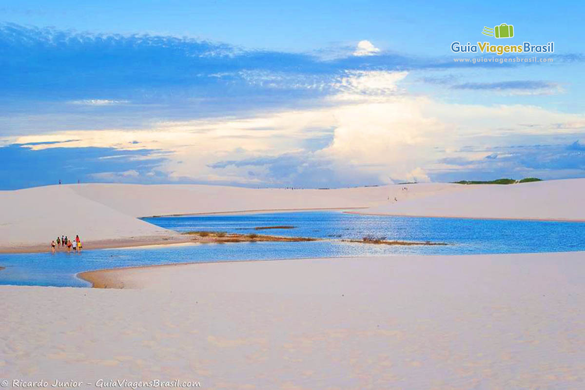 Imagem de uma obra divina, lago, dunas e céu combinação ideal.