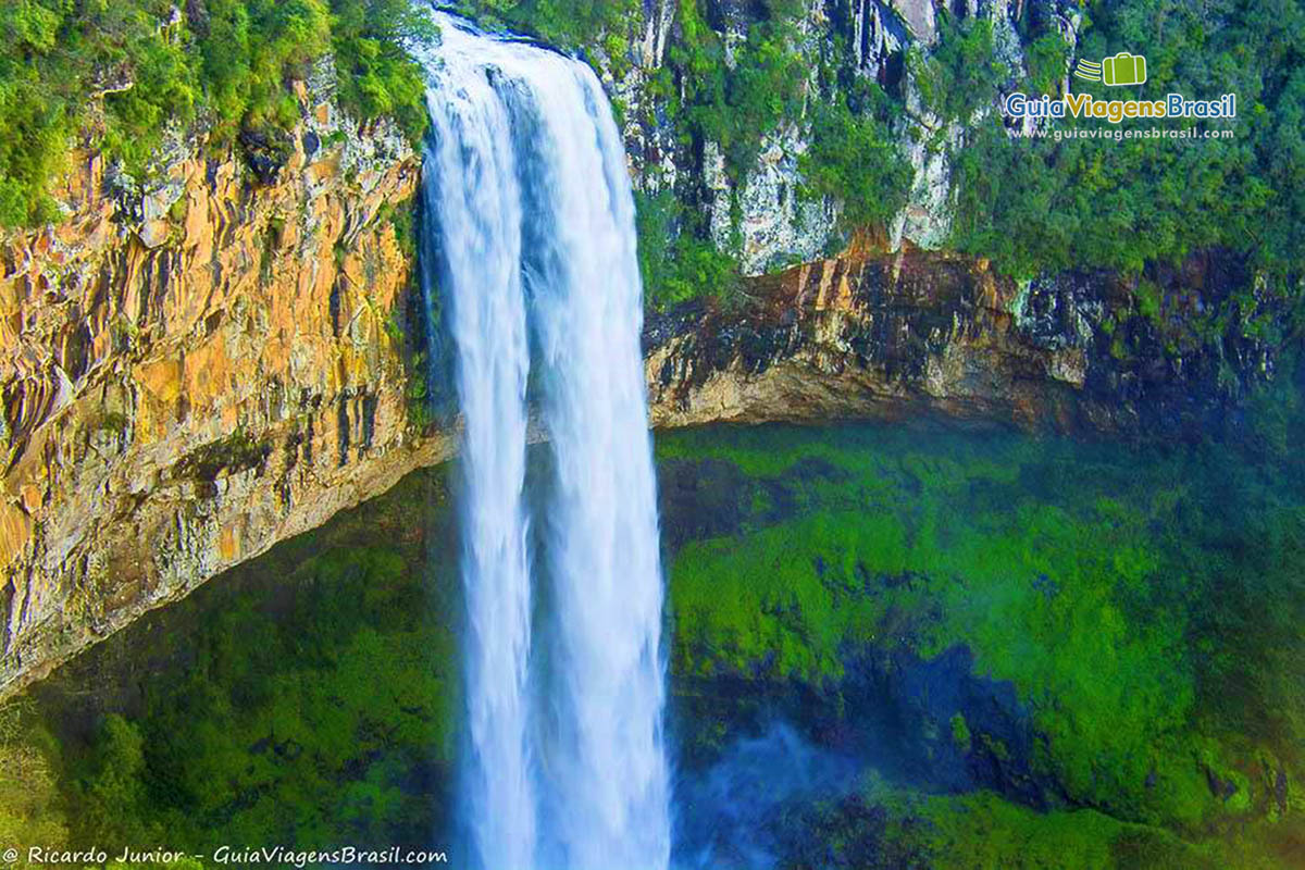 Imagem da cachoeira fantástica do Parque do Caracol.