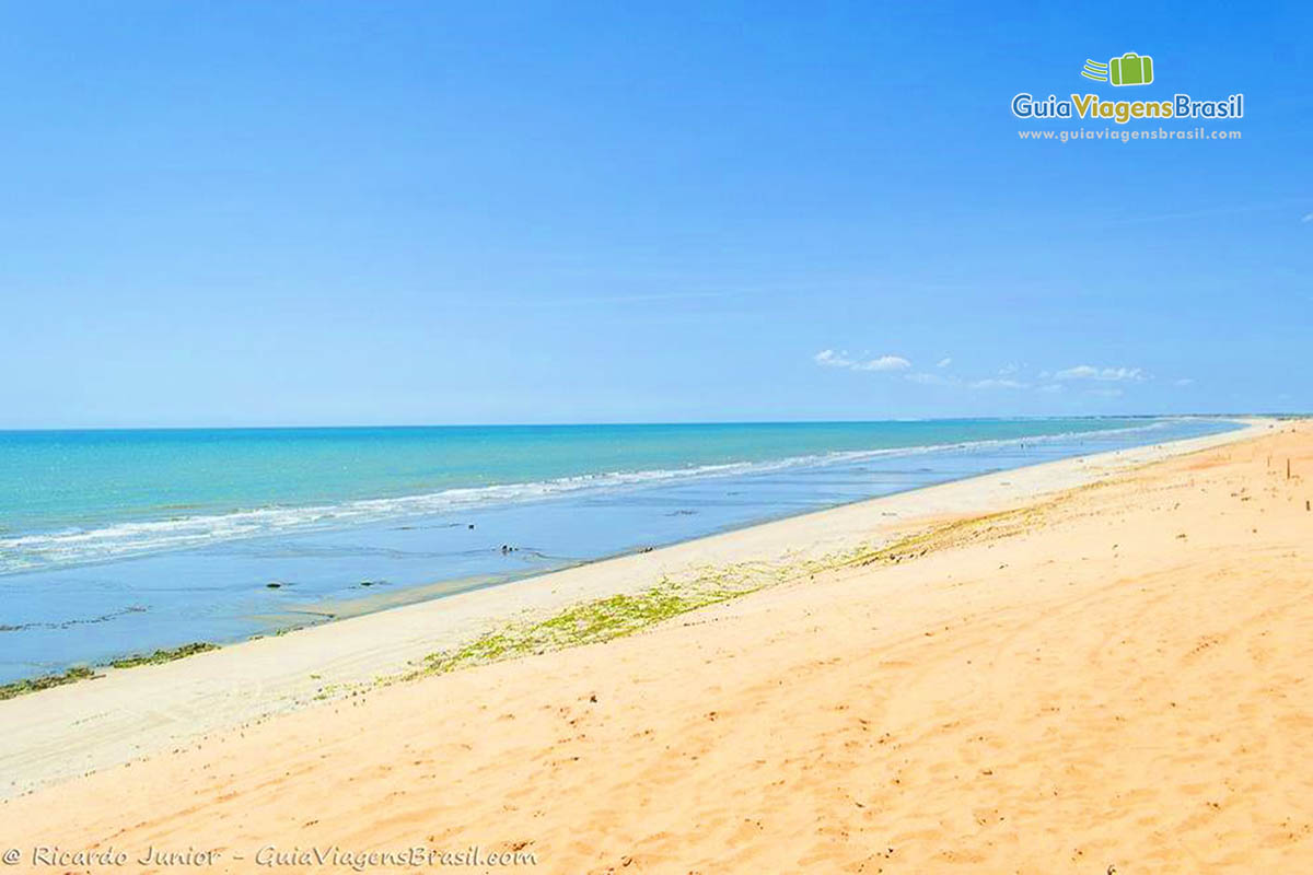 Imagem do mar azul da Praia de Jericoacoara.