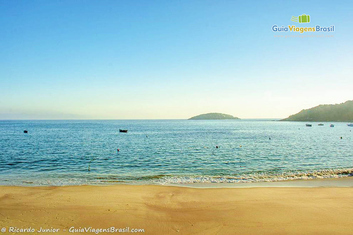 Imagem do mar azul radiante da praia em Búzios.