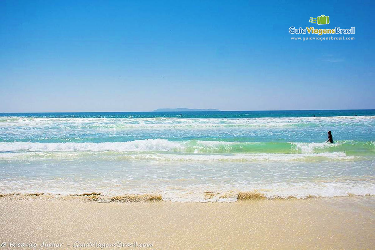 Imagem do belíssimo mar da Praia de Mariscal.