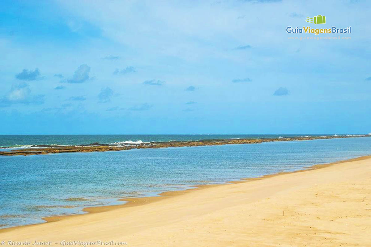 Imagem do mar calmo e fantástico da Praia Barra São Miguel.