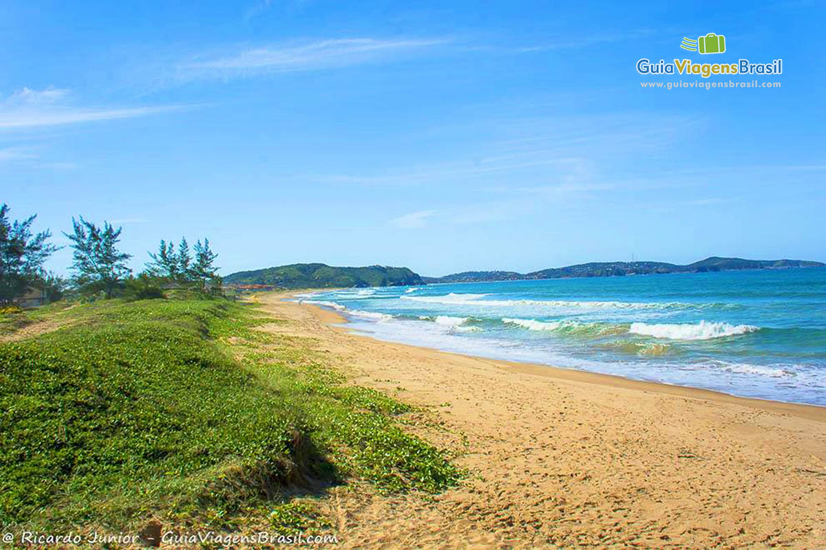 Imagem do mar lindo e azul encantador da Praia Tucuns.