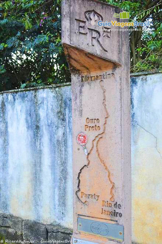 Imagem de um mapa esculpido em um monumento.