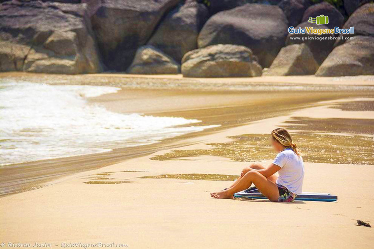 Imagem de uma menina olhando para o maravilhoso mar da Praia Bonete.