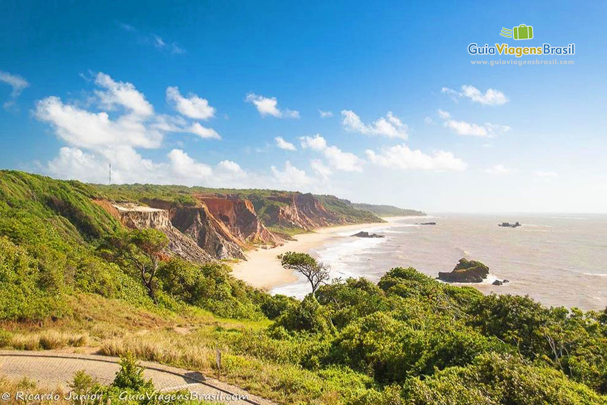 Imagem do alto da Praia de Tambaba, belezas da Paraíba.