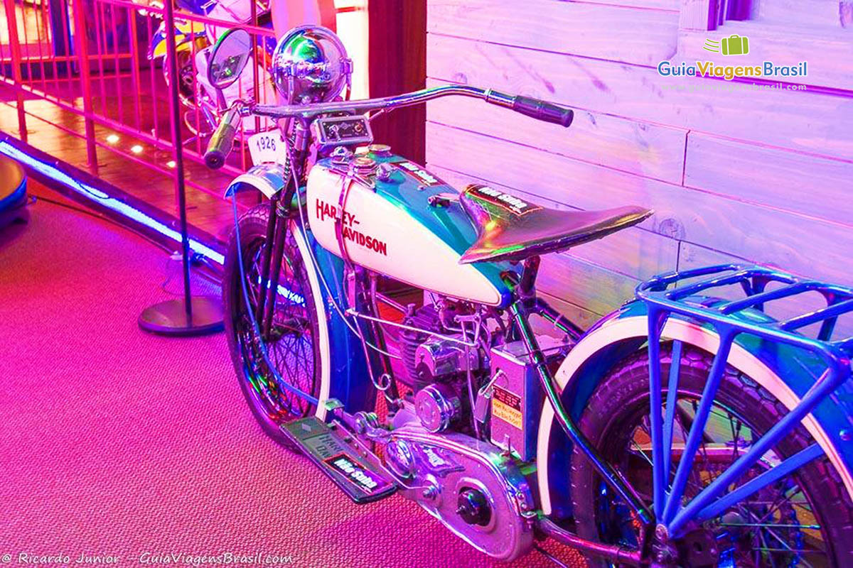 Imagem de um modelo antigo da moto Harley Davidson.
