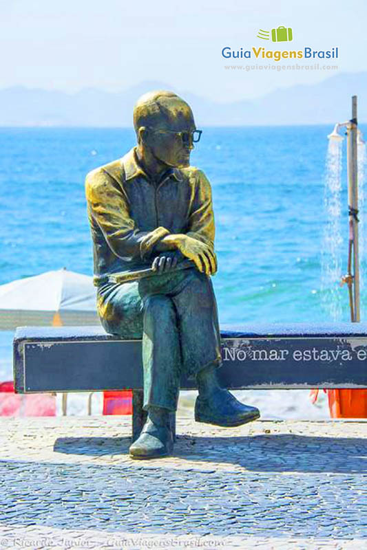 Imagem do belo monumento de Carlos Drumond de Andrade na orla da praia.