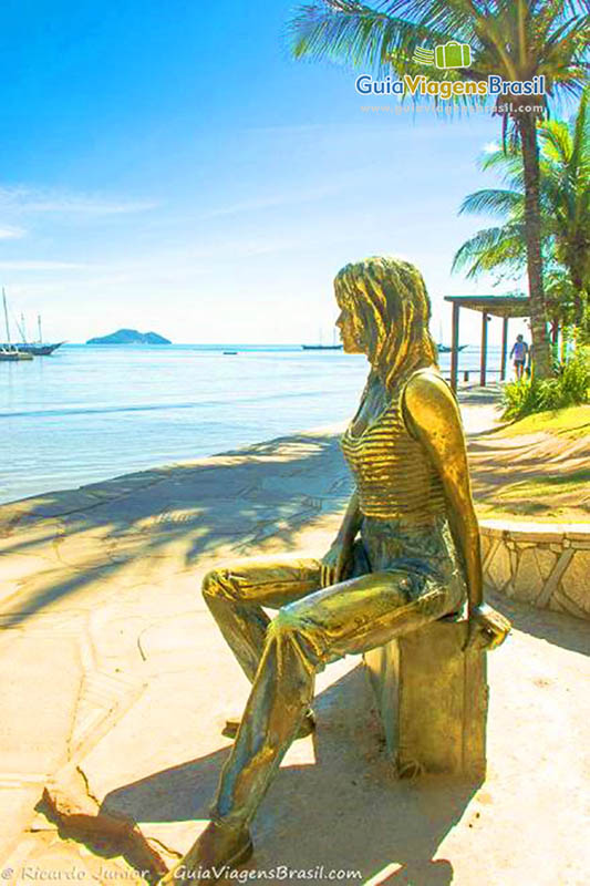 Imagem de monumento de Brigitte Bardot na Praia da Armação, feita da época de Juscelino Kubitschek.