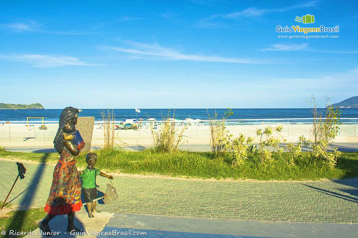 Imagem de monumento de uma mãe com seu filho na orla da Praia do Forte.
