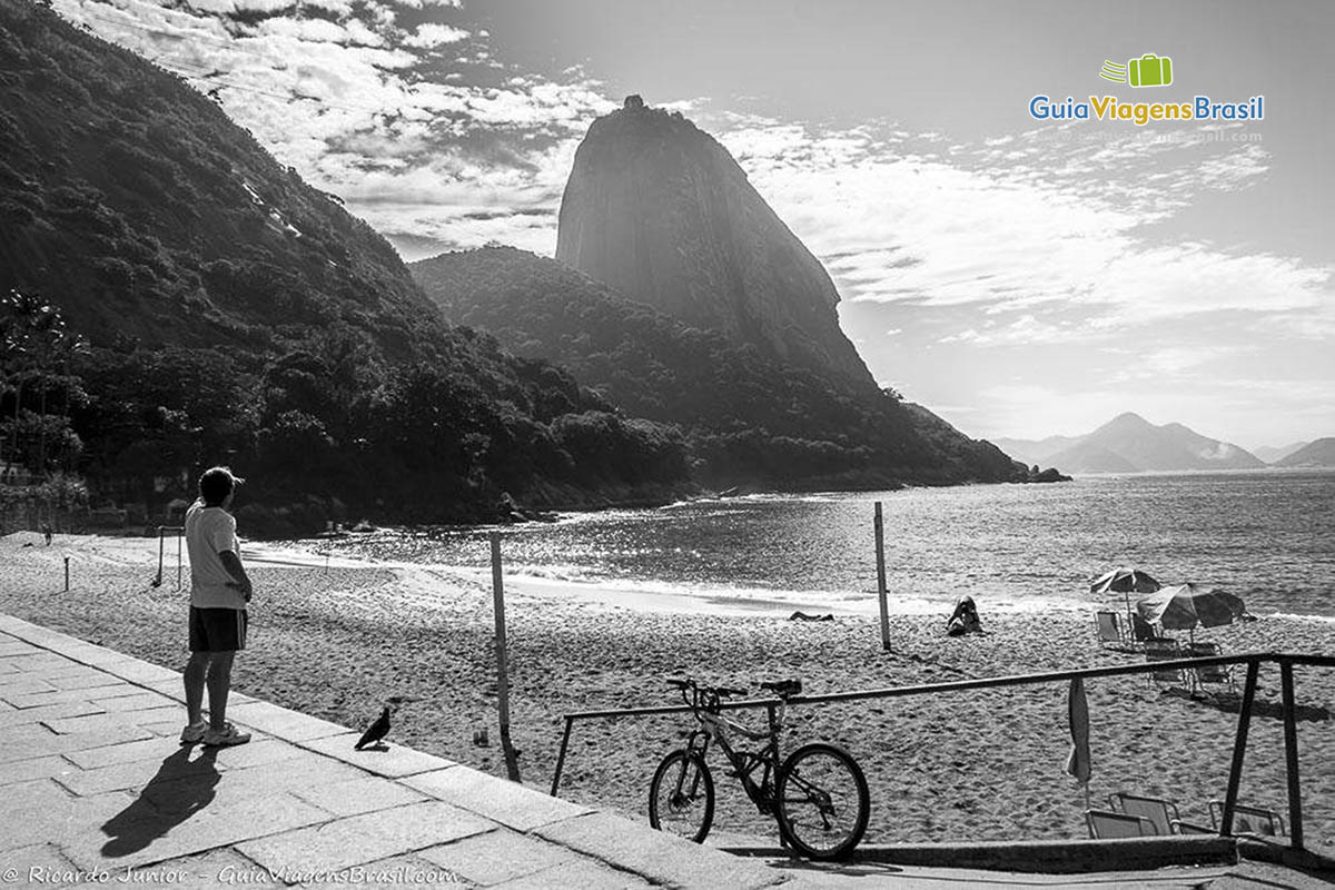 Imagem em preto e branco da Praia da Urca e ao fundo Morro Pão de Açucar.