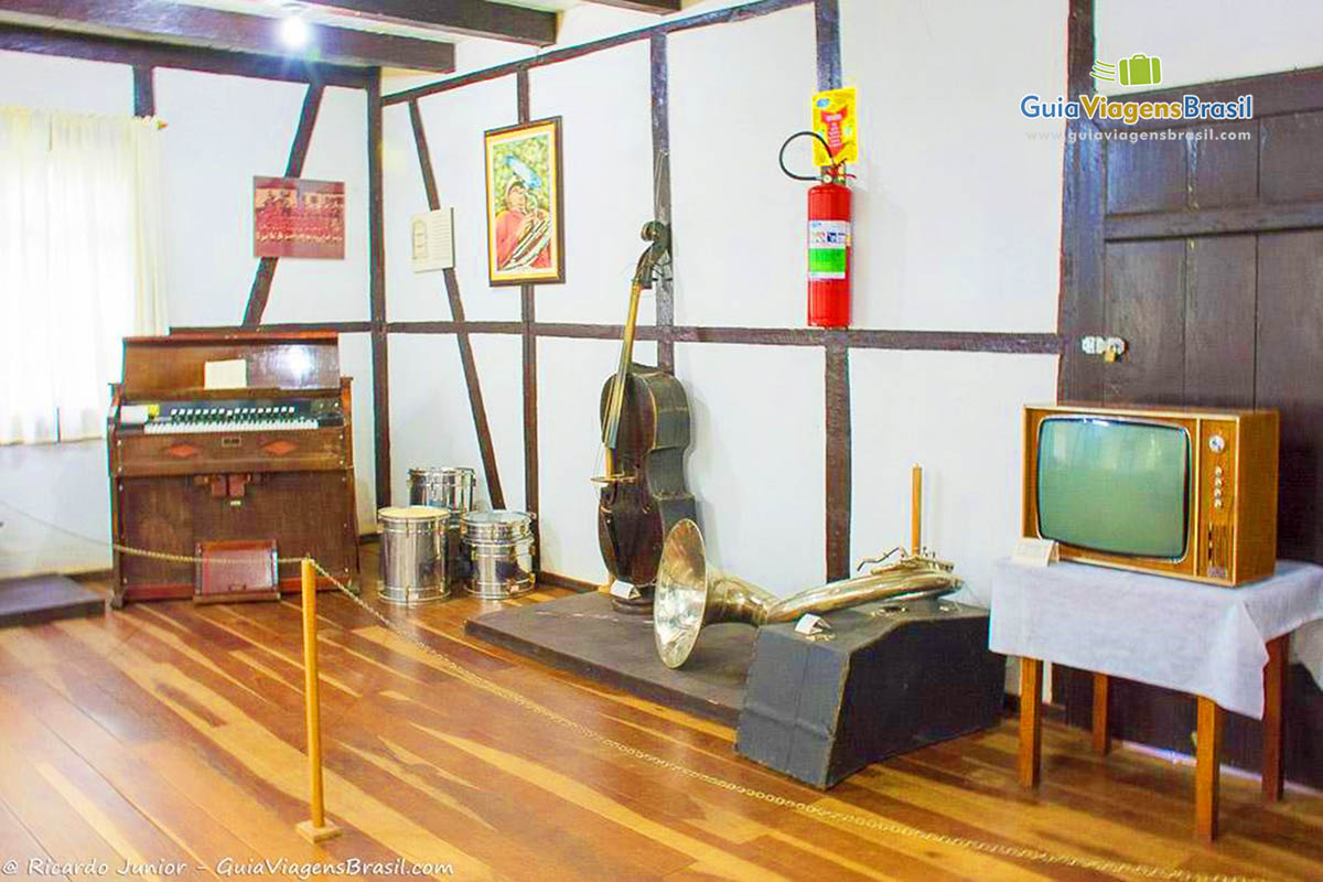 Imagem de um salão do Museu do Parque Aldeia do Imigrante.