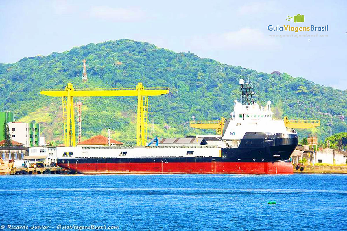 Imagem de um enorme navio cargueiro no mar de Santos.