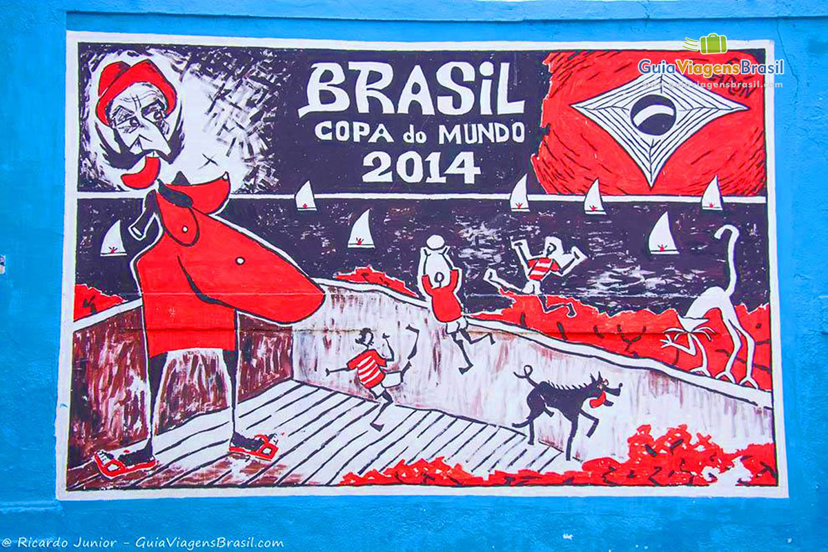 Imagem de pintura do artista Selaron na parede, referência ao futebol brasileiro.