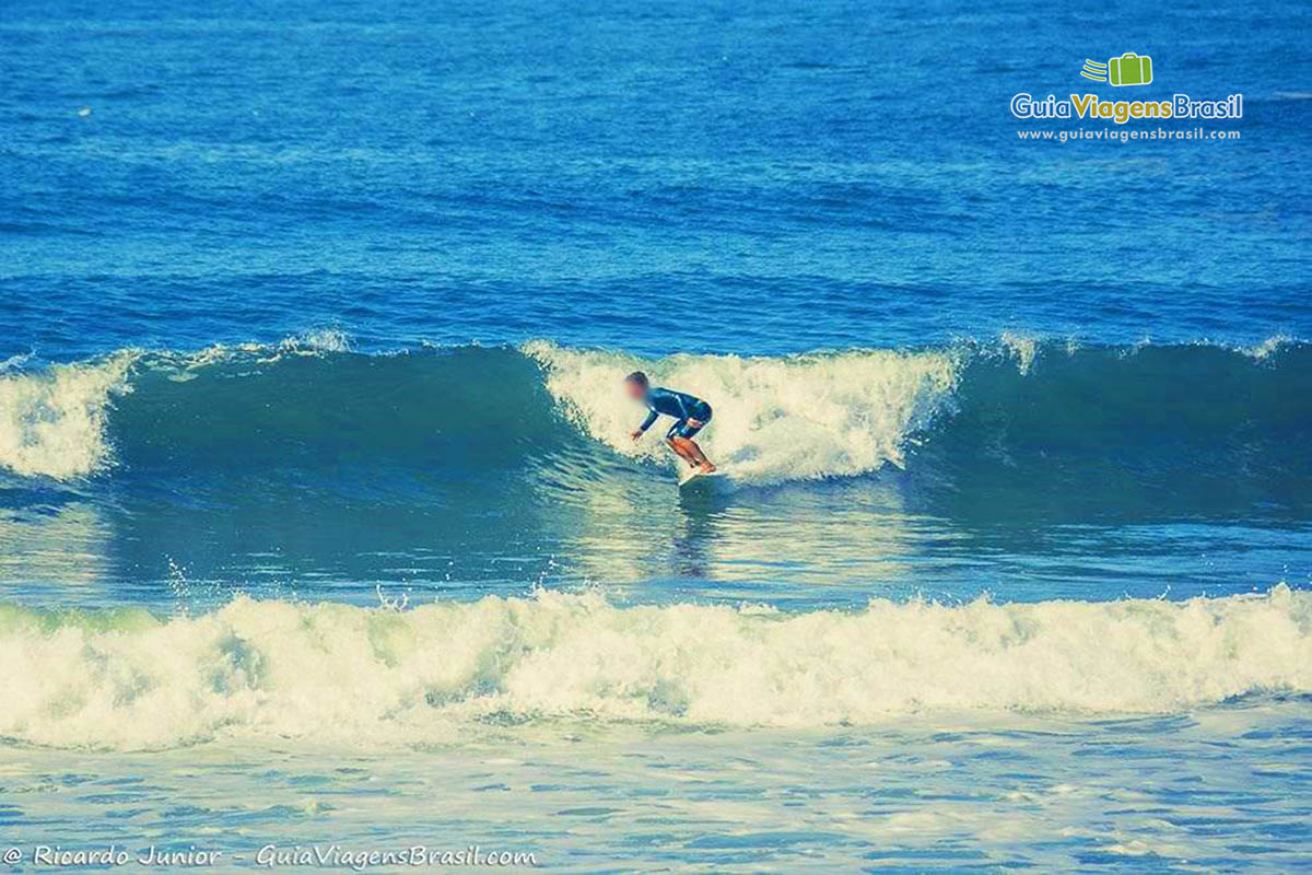 Imagem de um surfista pegando ondas na Praia Grumari.