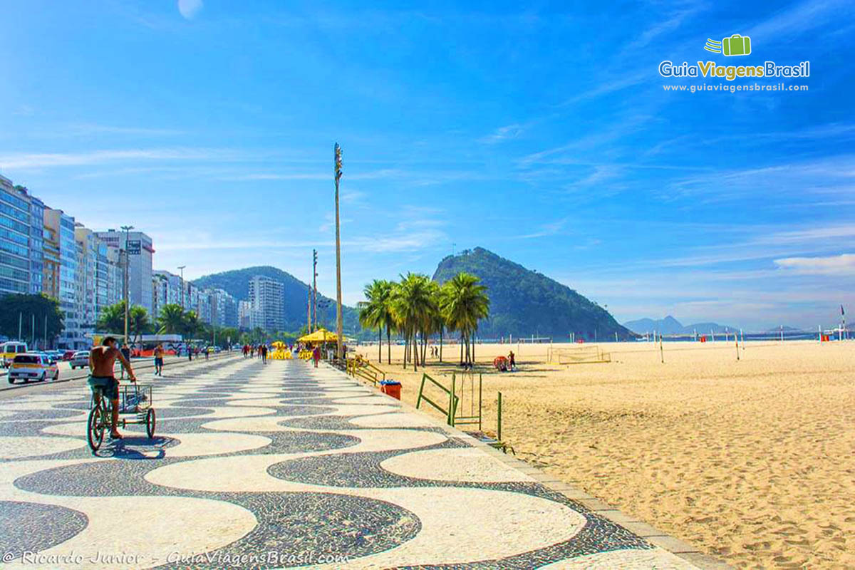 Imagem do famoso calçadão da Praia de Copacab ana.