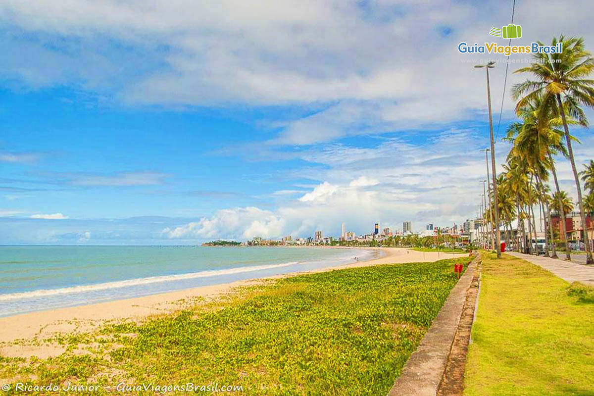 Imagem da orla da Praia de Manaíra, ótima praia para se descansar.
