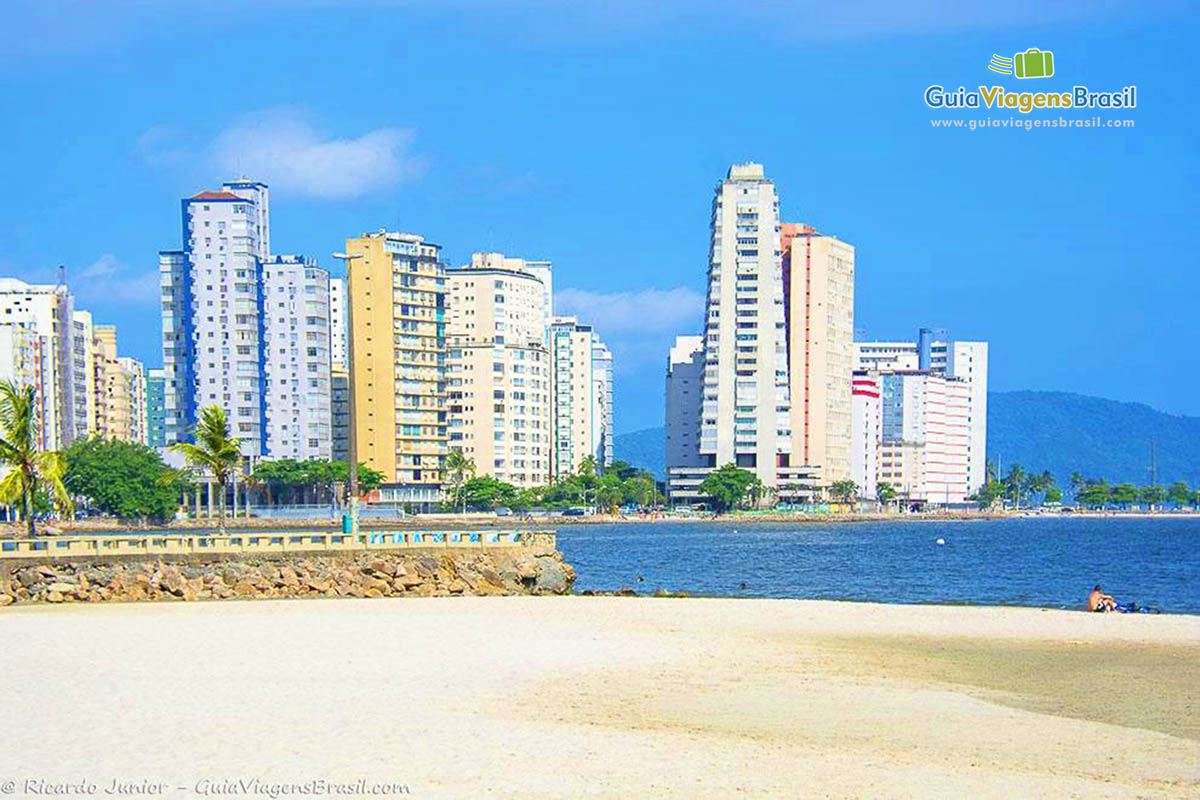 Imagem da orla com lindos prédios em São Vicente.