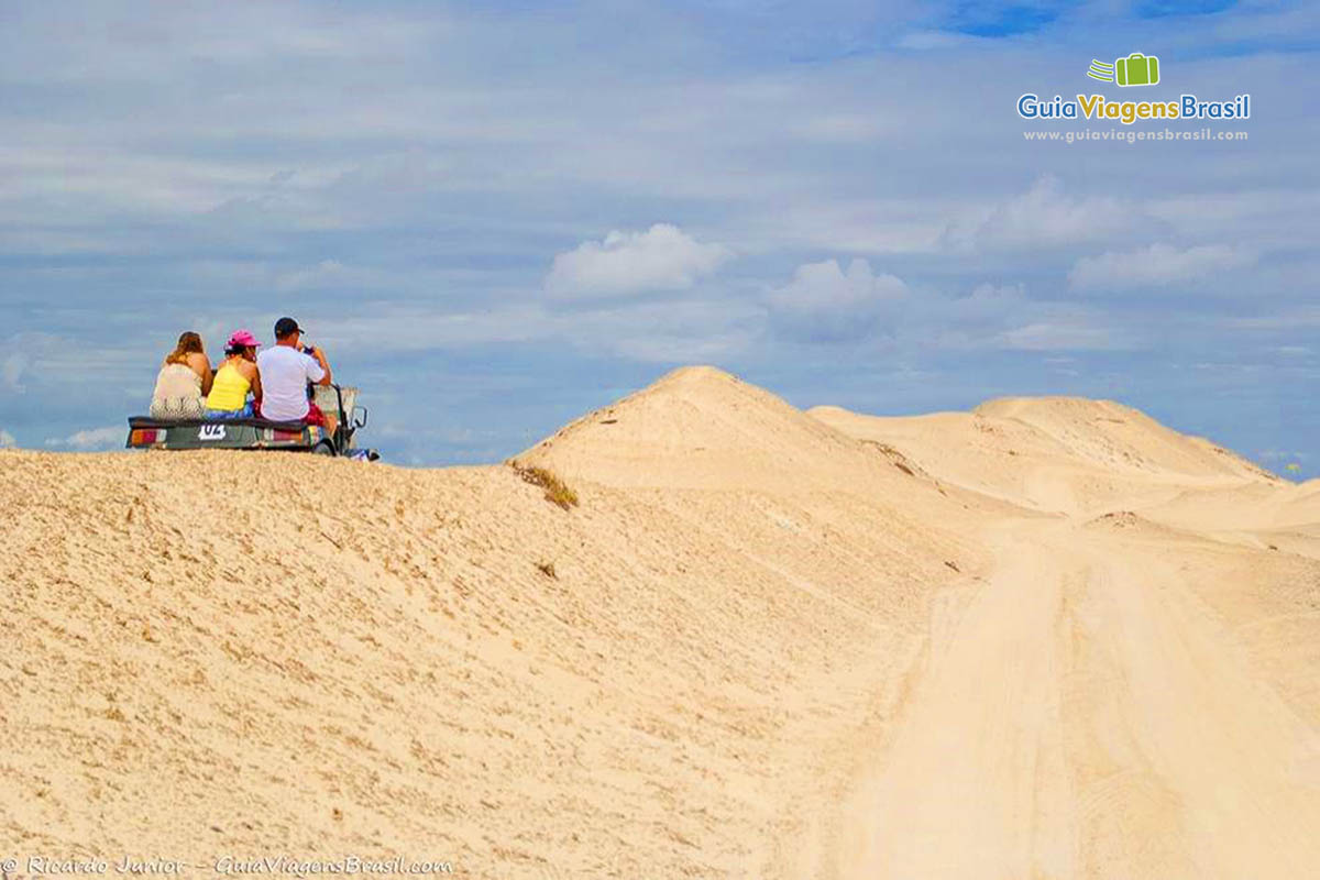 Imagem de turistas com bugue no pico das dunas em Camocim.