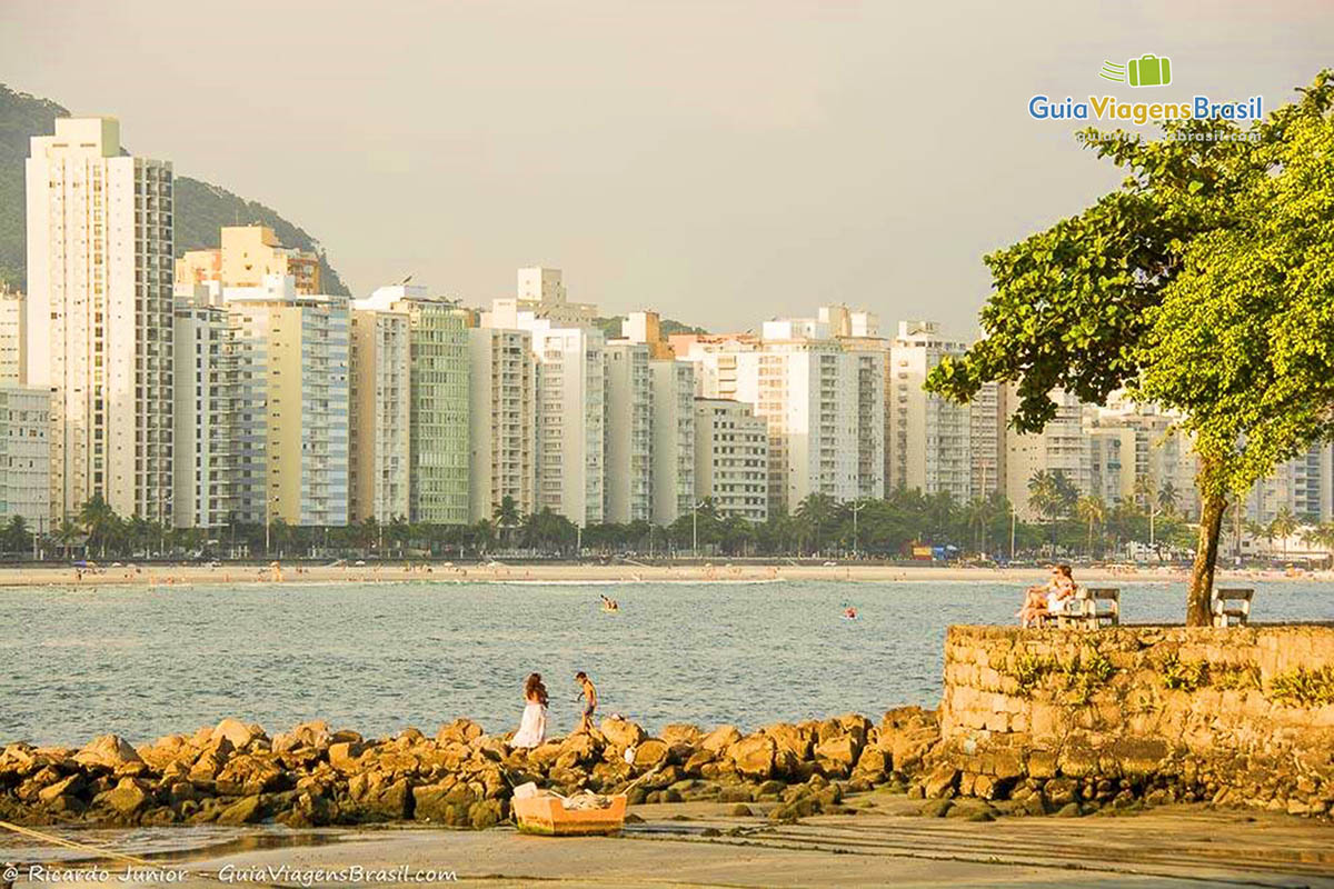 Imagem da praia mais charmosa do Guarujá, Praia Astúrias.