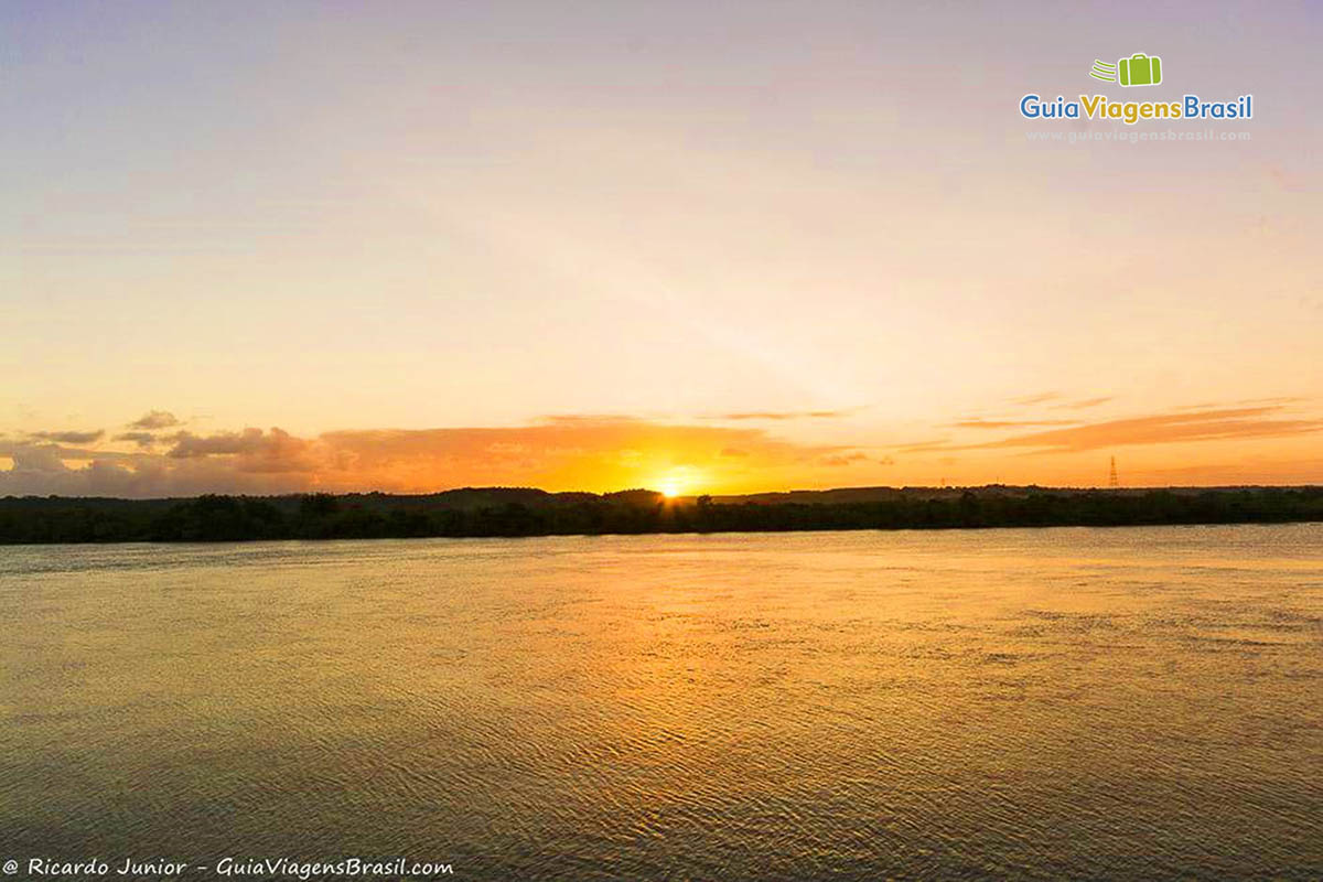 Imagem do Rio São Francisco e ao fundo o por do sol.