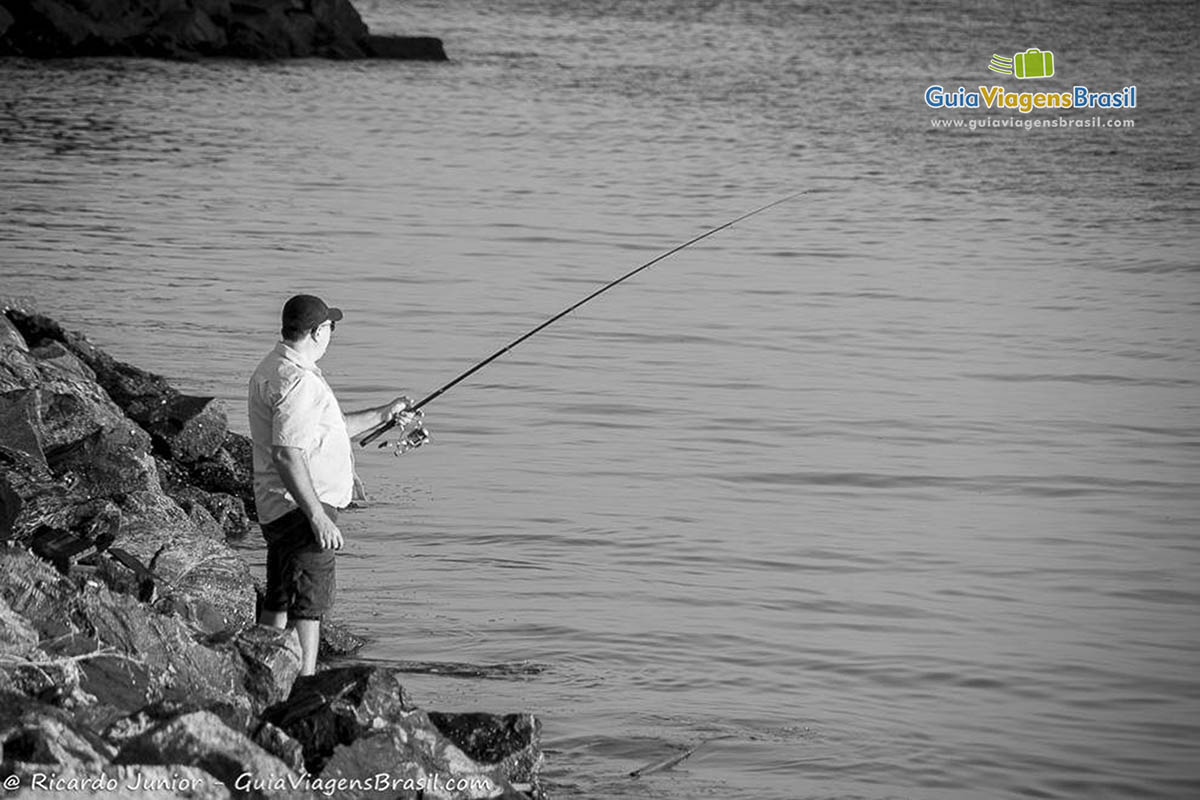 Imagem de um senhor pescando.