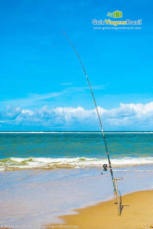 Imagem de uma vara de pescar na beira da Praia do Gunga.