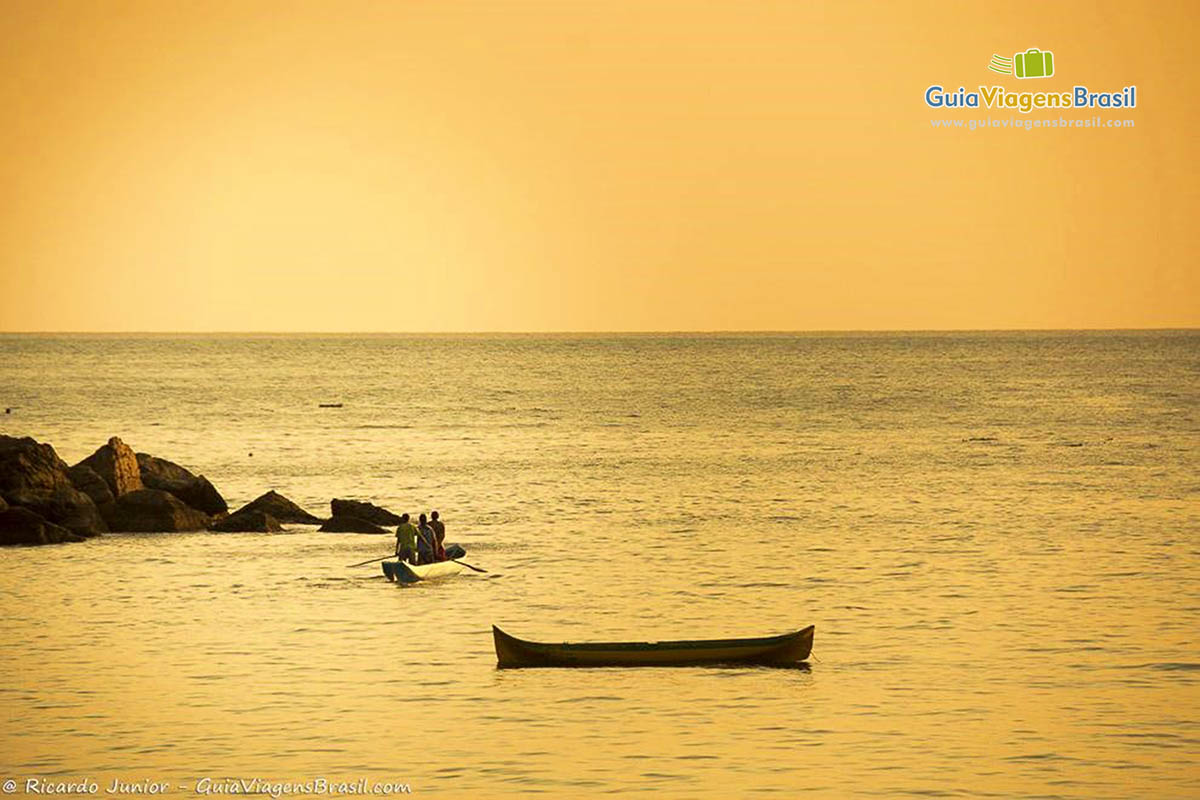 Imagem de barco de pescador nas águas da linda Praia Paúba.