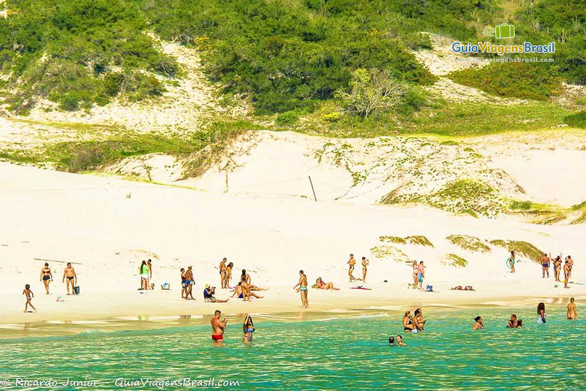 Imagem das areias brancas e pessoas se divertindo na Ilha do Farol, linda demais.