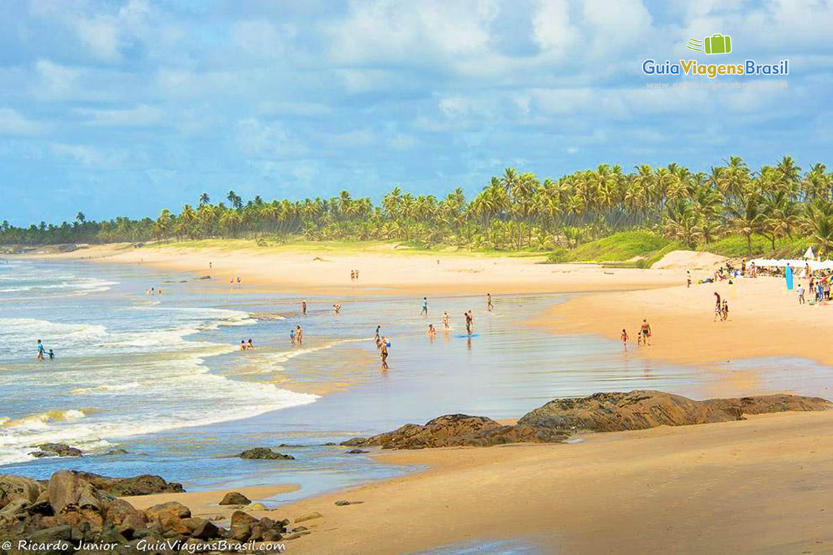 Imagem de famílias curtindo uma tarde na Praia Costa de Sauípe.