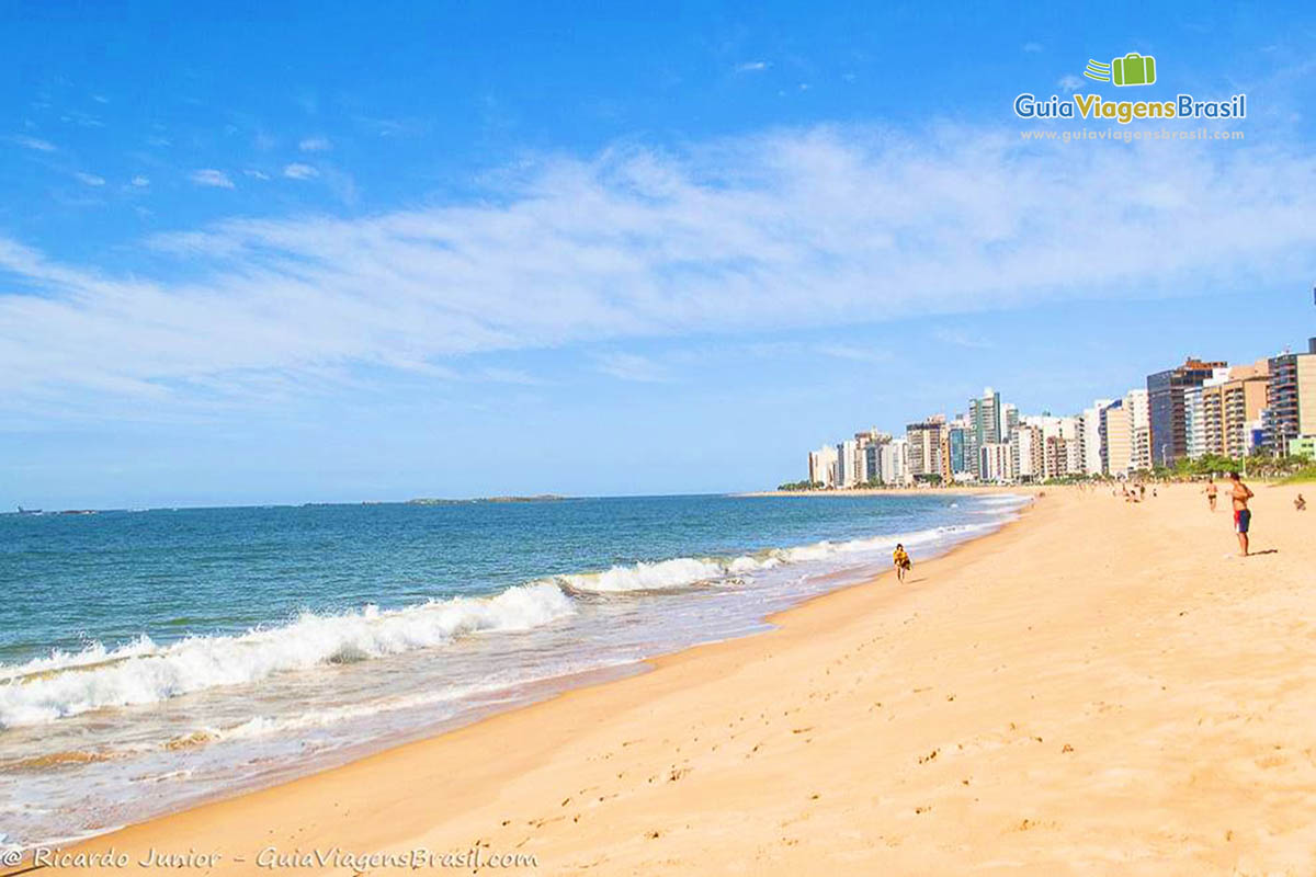 Imagem de toda extensão da Praia da Costa.