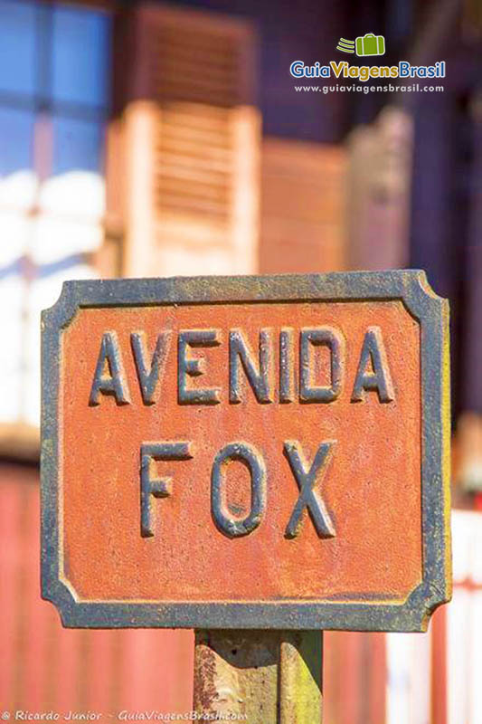 Imagem da placa indicando a avenida fox.