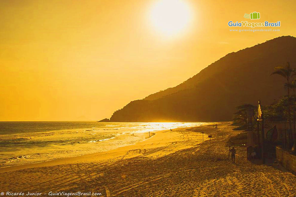 Imagem de um belo por do sol na Praia Maresias.