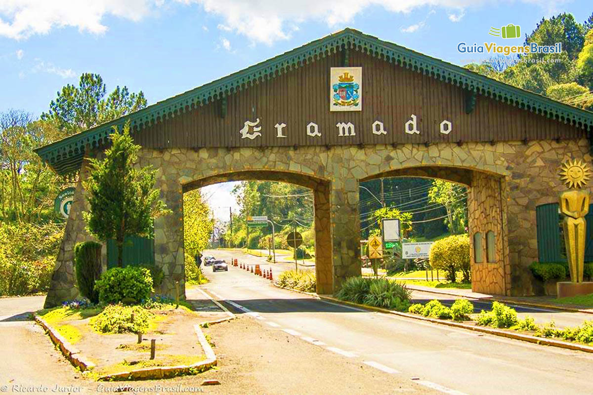 Imagem do Portal da cidade de Gramado.